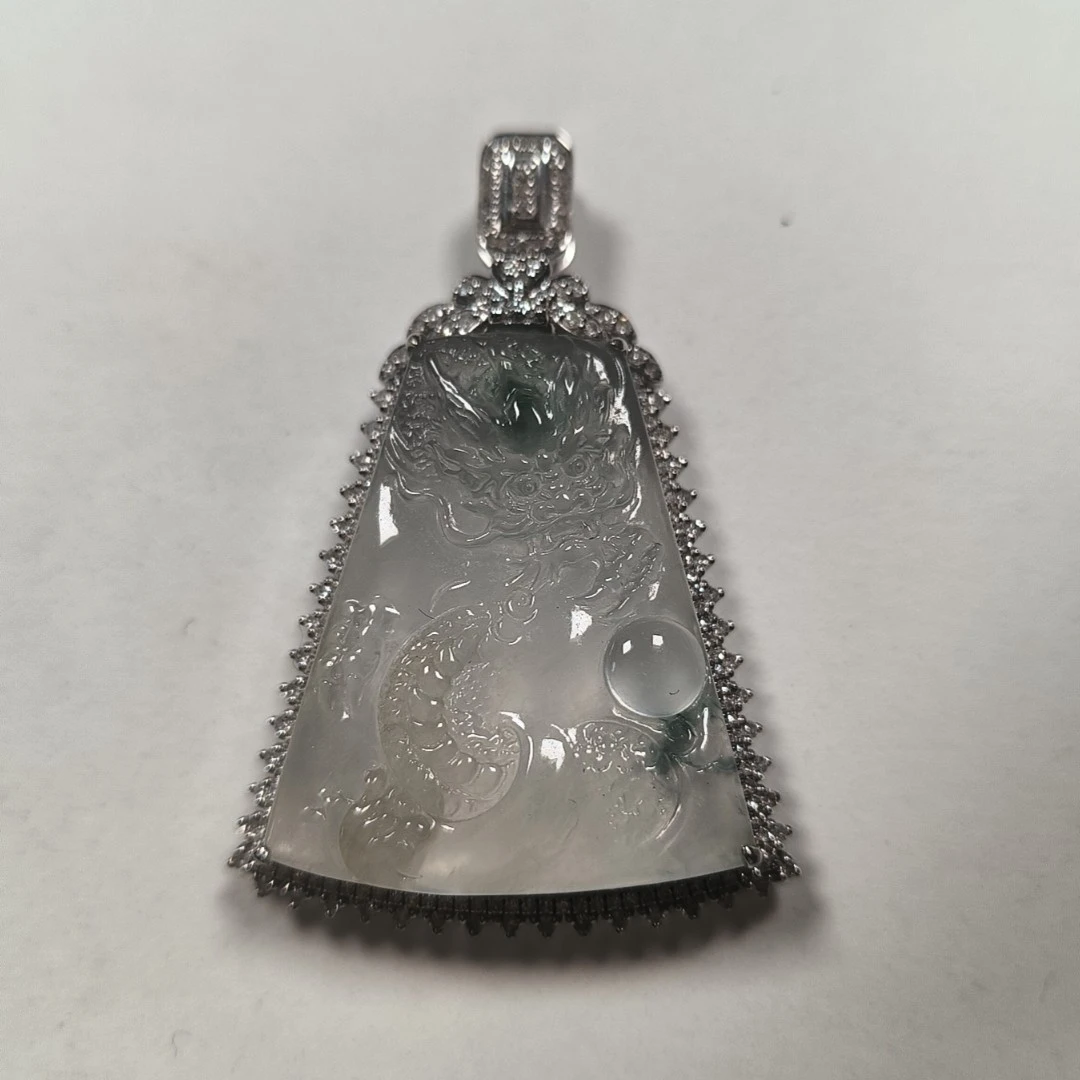 A货金镶嵌高冰起光玻璃种龙牌