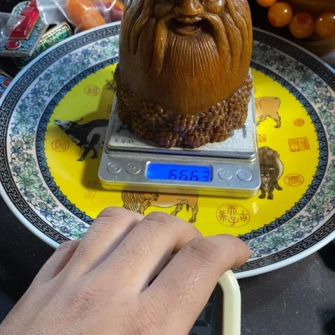 瓷片L*L寻呼台的一个小女孩在一