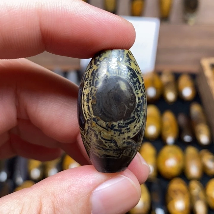 玛瑙/玉髓颈饰未镶嵌谢**。