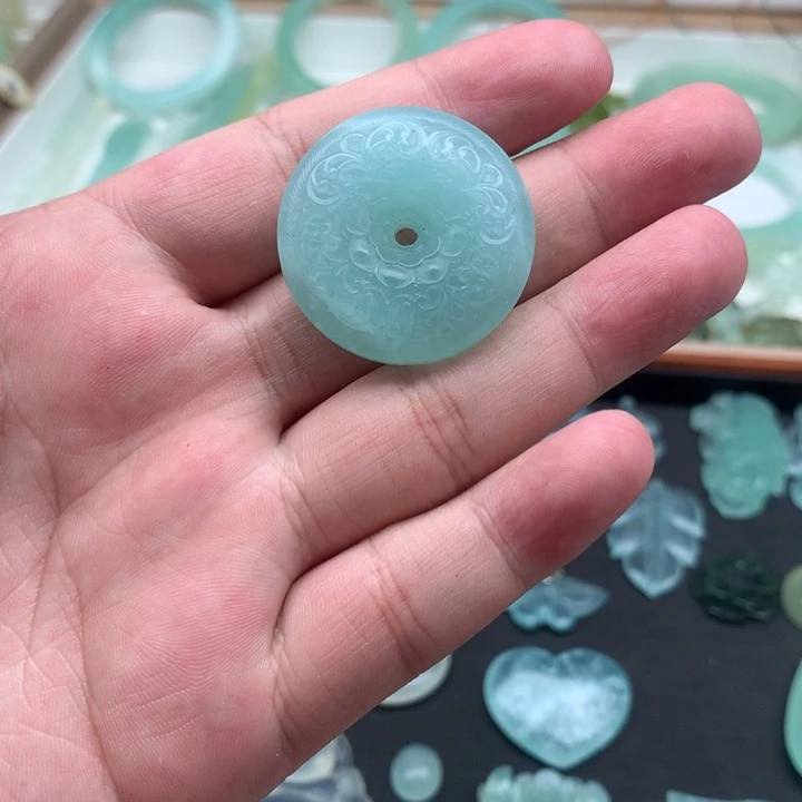 岫玉未镶嵌颈饰花扣