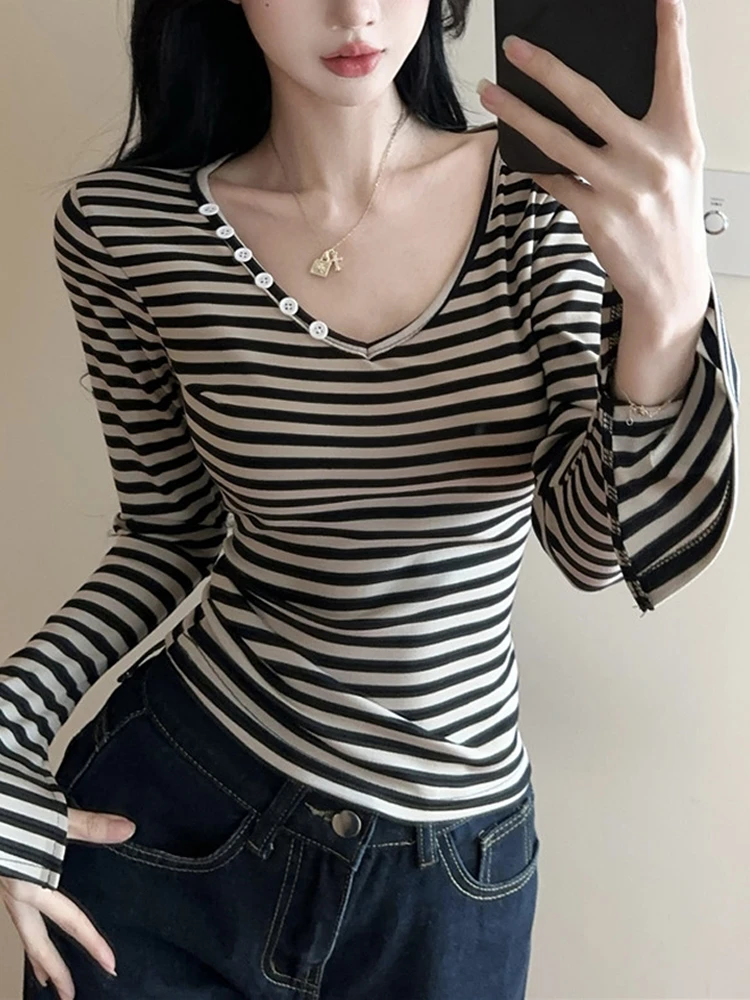 别致设计感纽扣别致喇叭袖T恤女秋季性感辣妹V领收腰显瘦条纹上衣