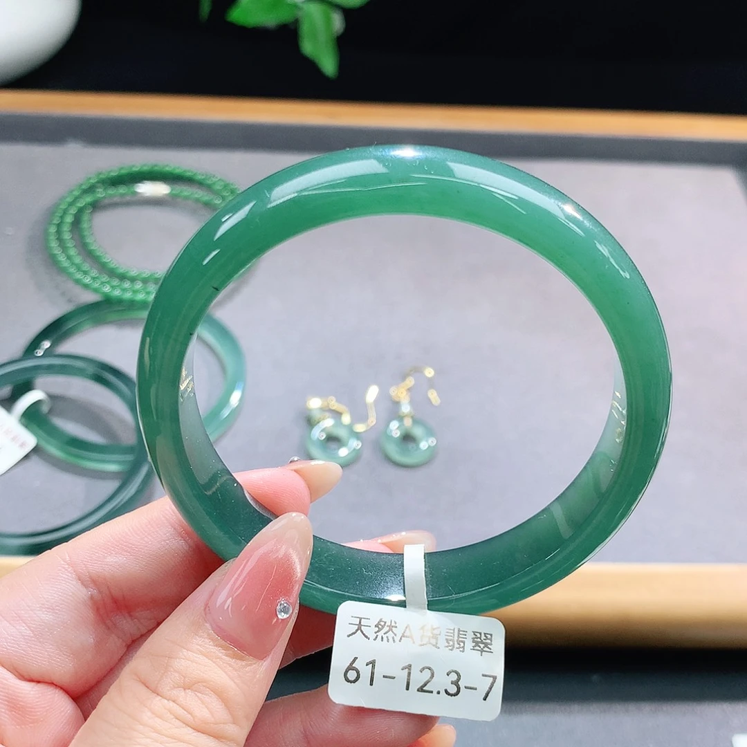 未镶嵌手镯（圆镯）翡翠