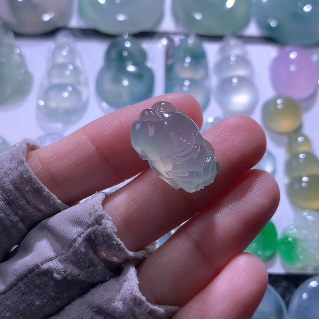 翡翠未镶嵌颈饰貔貅