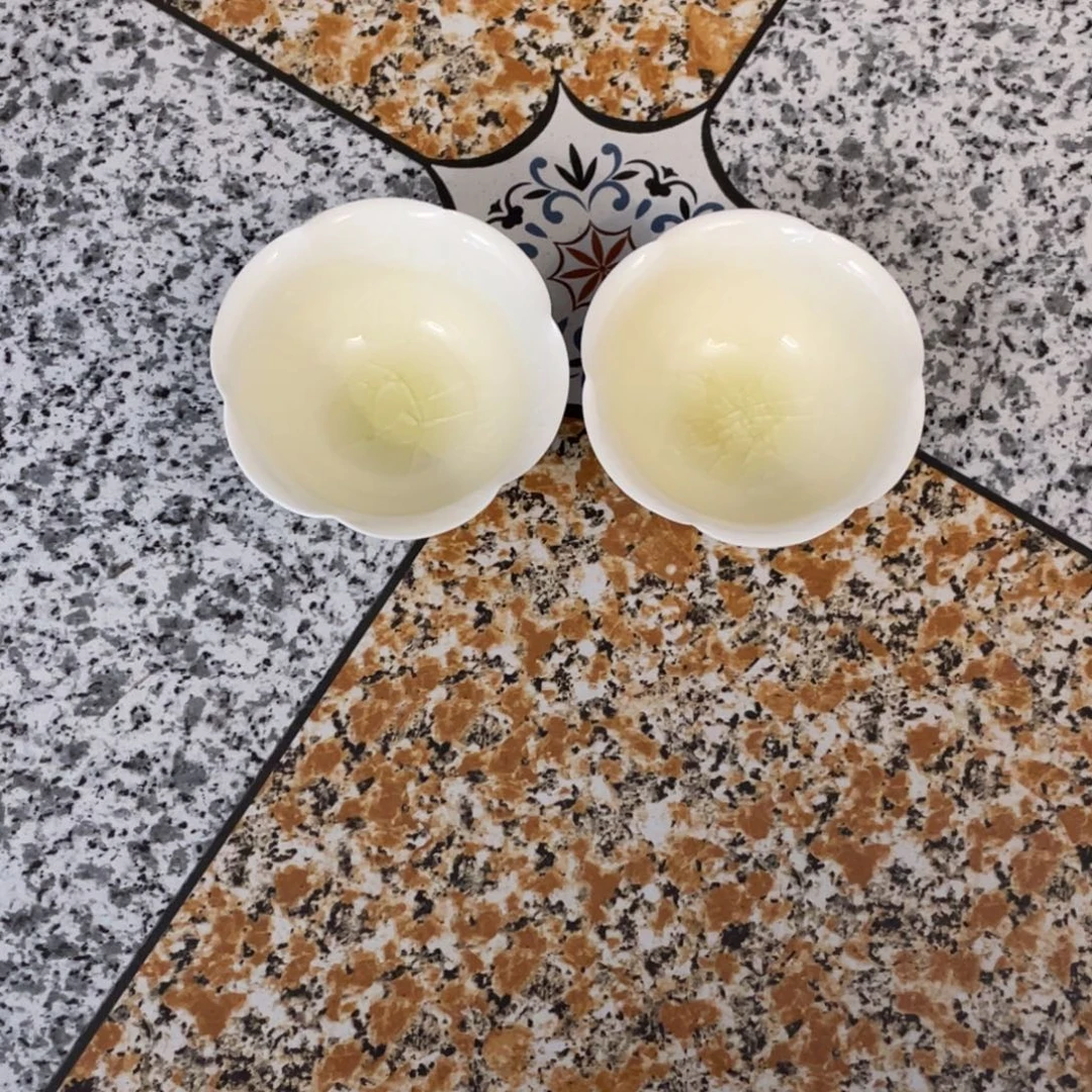 听***人赏品白瓷花口杯两个