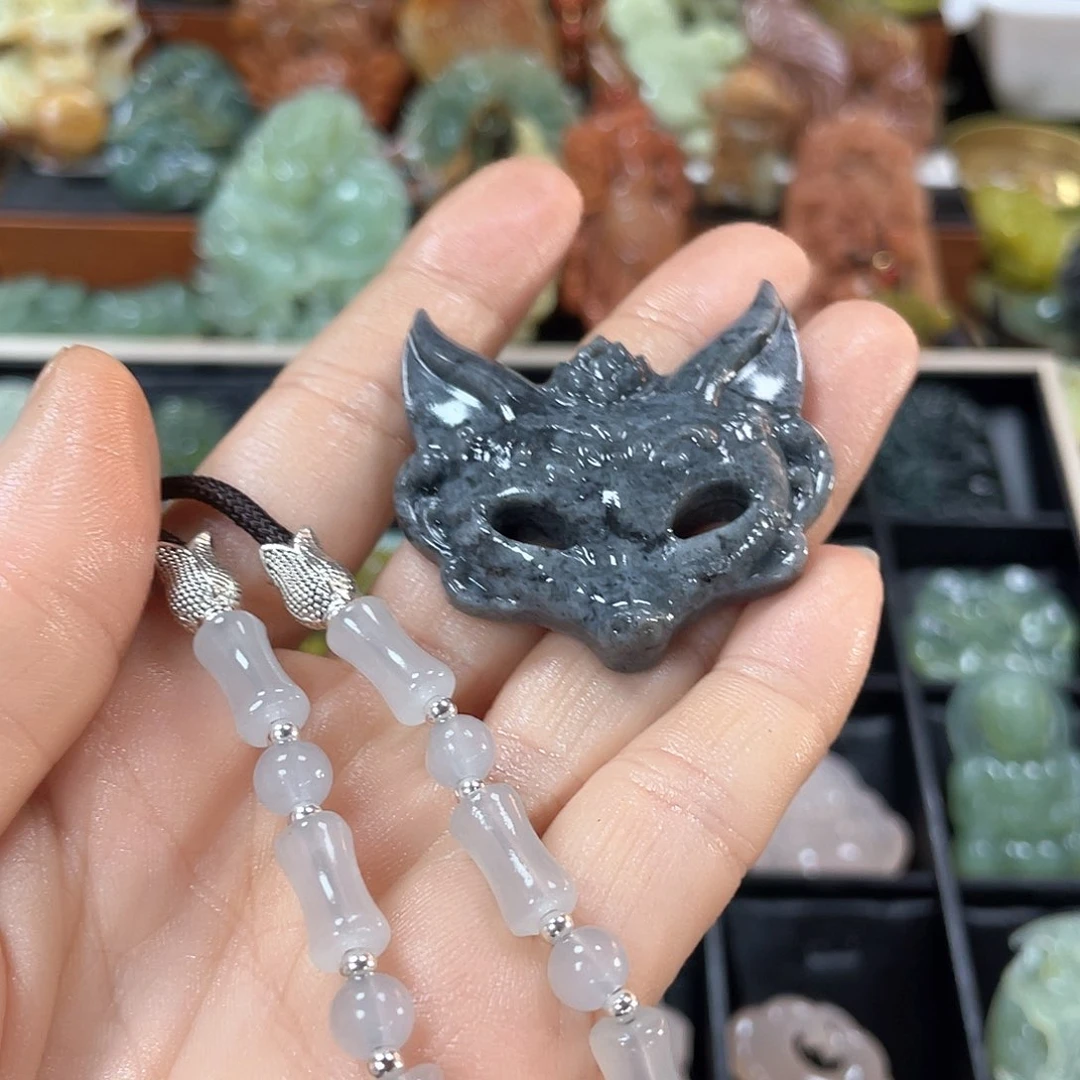 蛇纹石玉颈饰未镶嵌