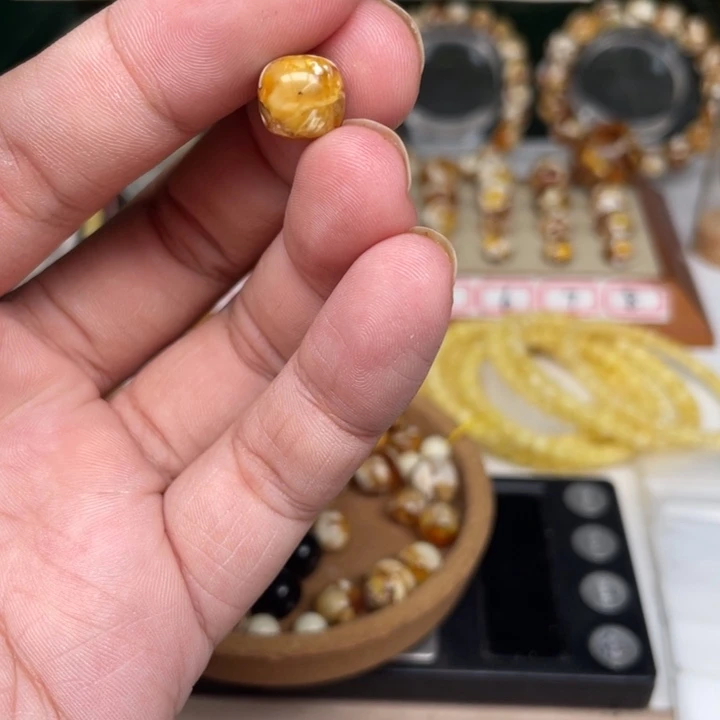 郑***胖琥珀未镶嵌裸石79号