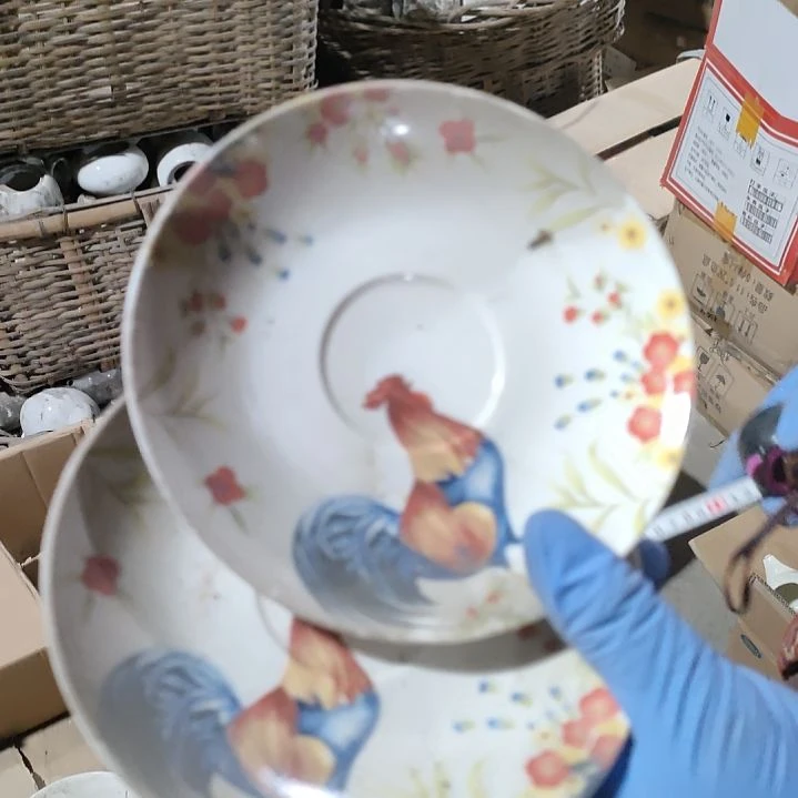 摆件盘子碗茶壶啥都有