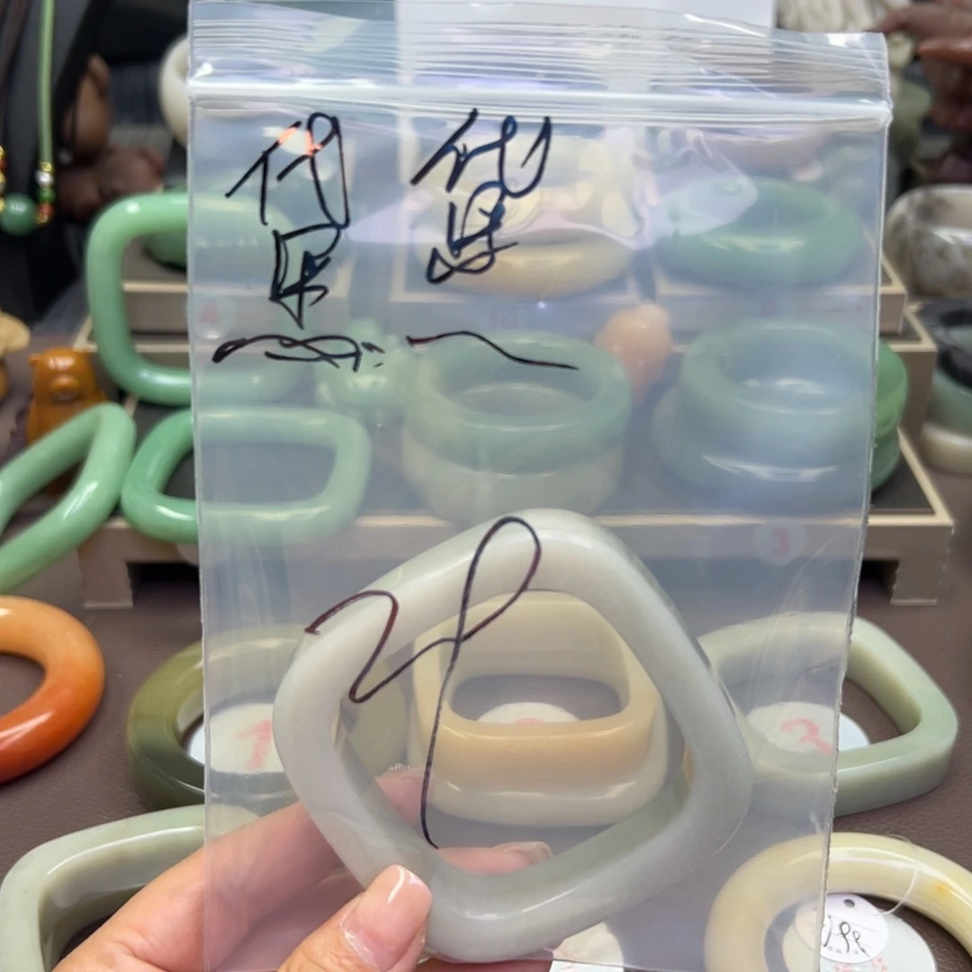 未镶嵌手镯石英岩玉黛*