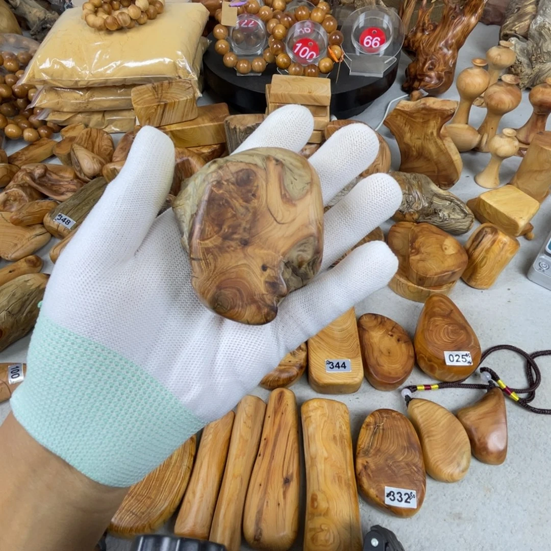 用****柏木太行崖柏随形手把件有裂介意慎拍