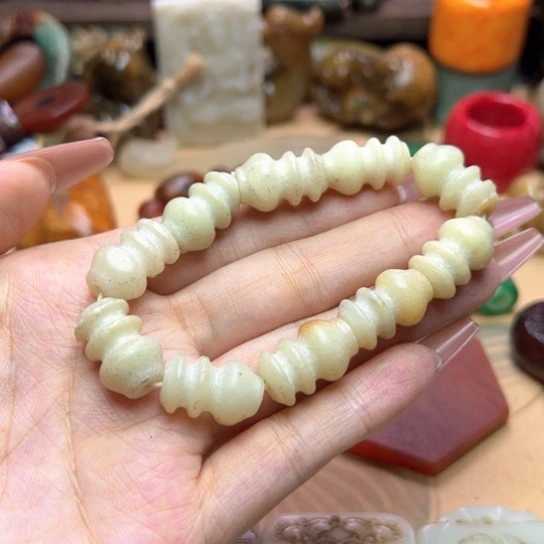 未镶嵌蛇纹石玉颈饰