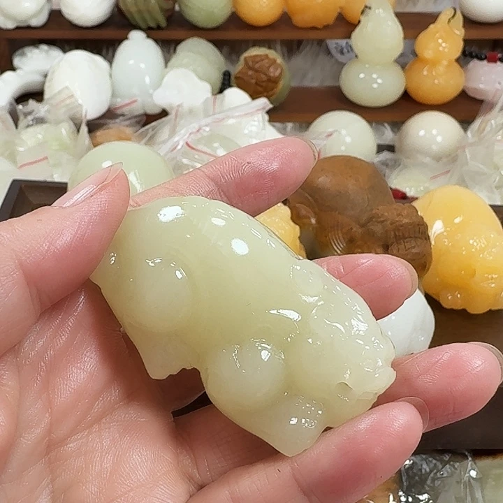 L***煒砖雕石头手把件不退不换