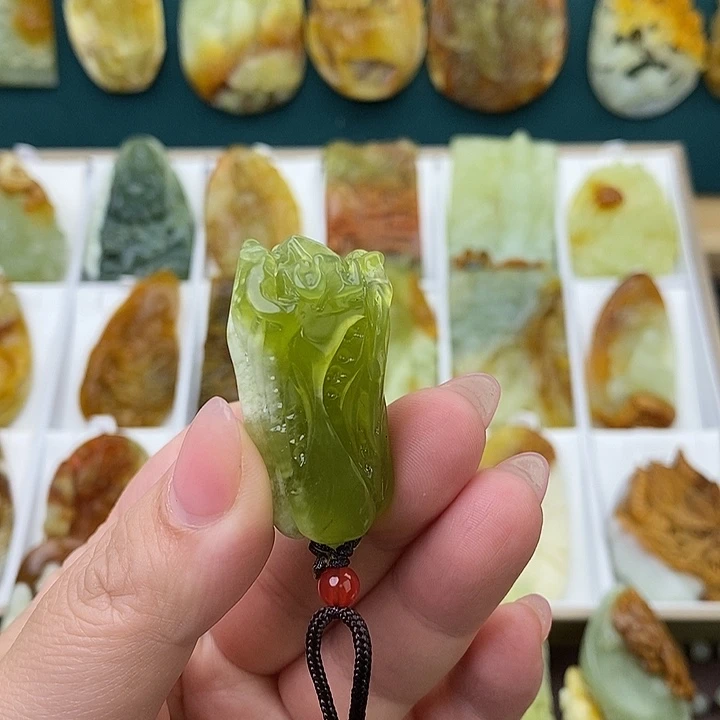 蛇纹石玉未镶嵌颈饰