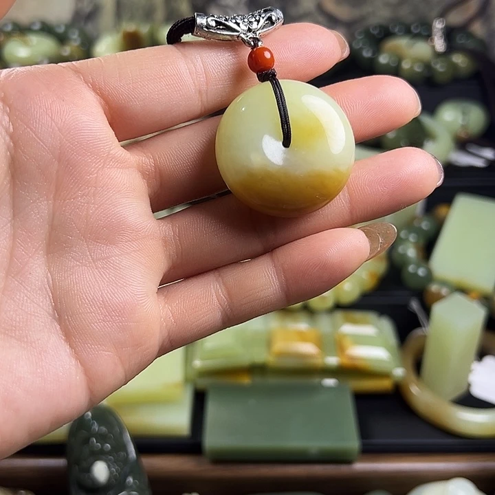 岫岩老玉（透闪石质玉）未镶嵌颈饰