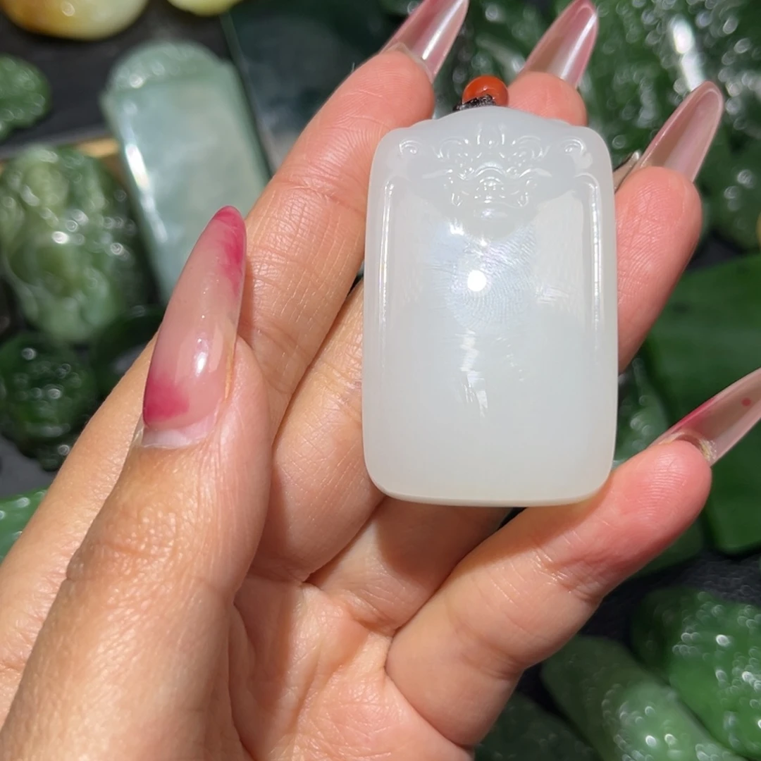 生***人和田玉未镶嵌颈饰