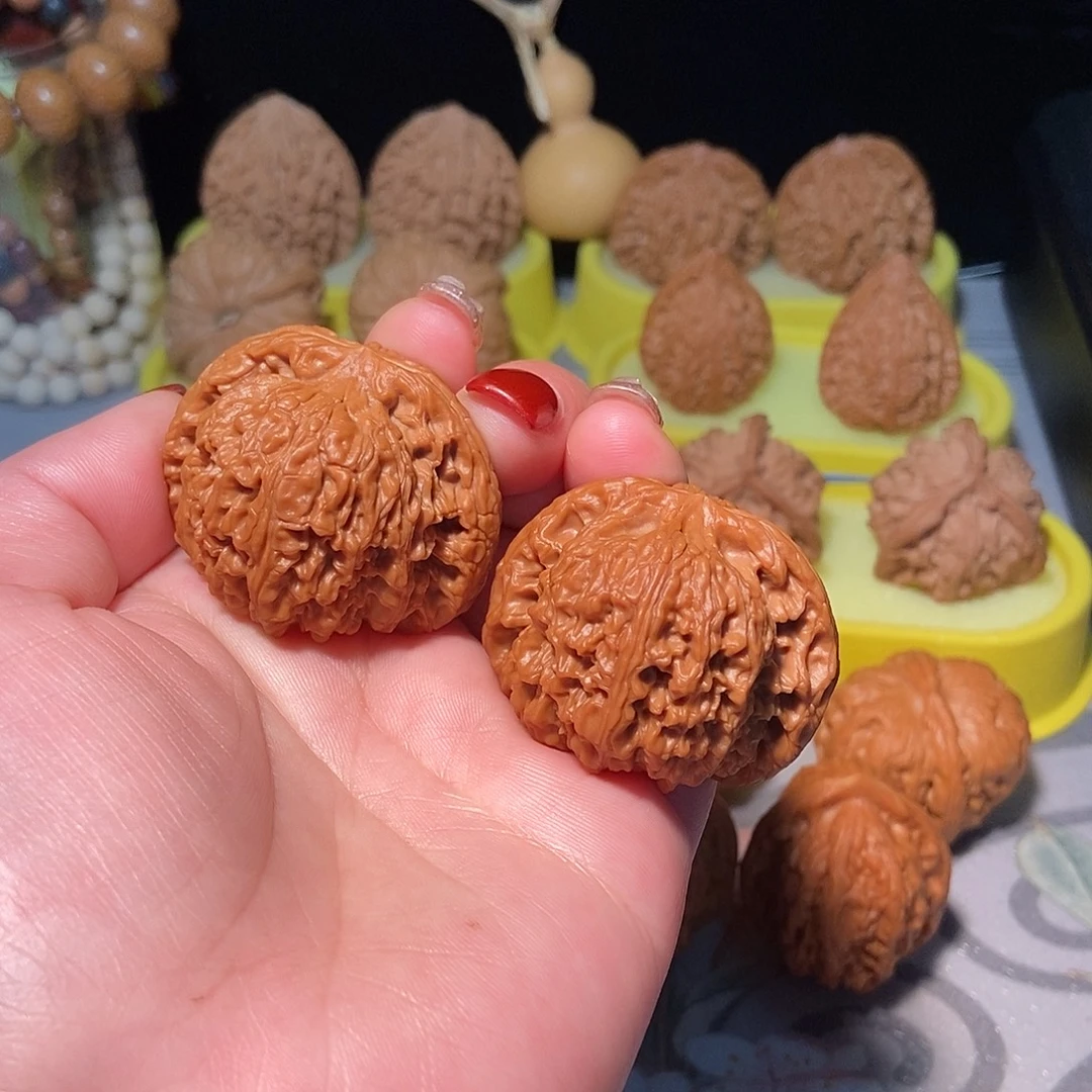 @***跑文玩核桃吊坠球疆