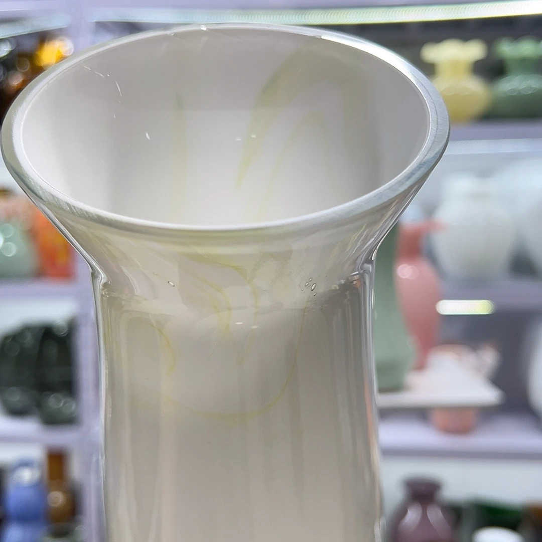 白色微瑕花瓶05889999