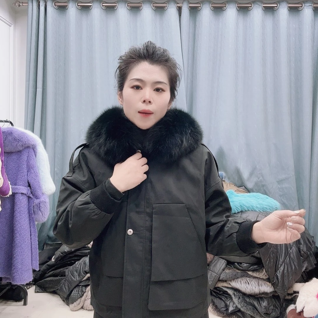 皮草搭配黑色西装和