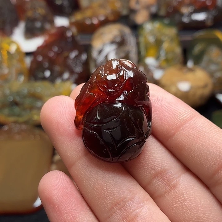 琥珀未镶嵌颈饰100