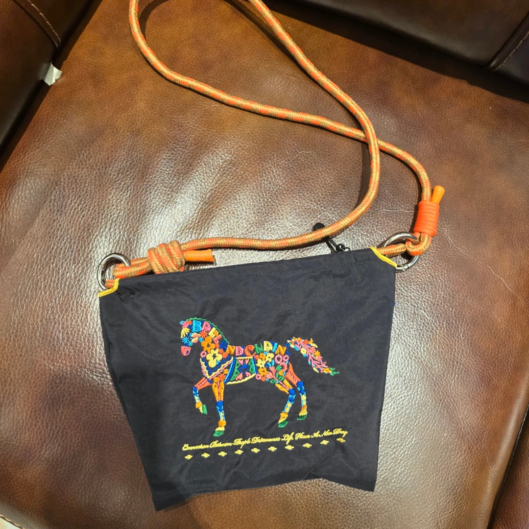 黑色一马当先刺绣图案单肩包斜跨女包