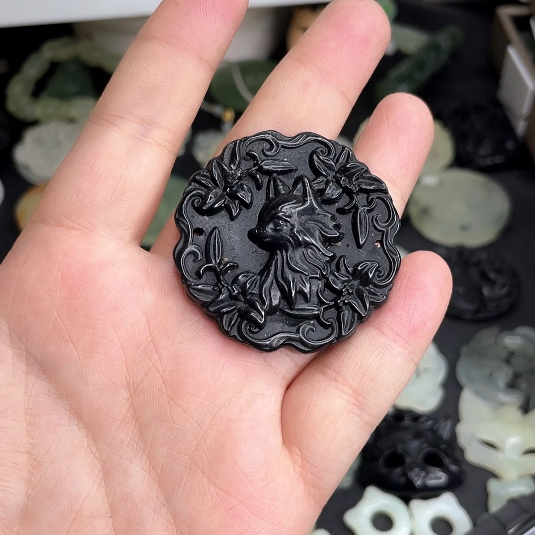 岫玉未镶嵌颈饰狐狸