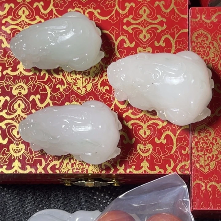 郑***姐颈饰未镶嵌石英质玉