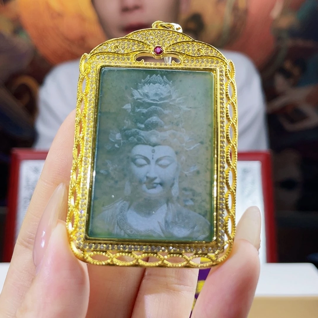 翡翠未镶嵌颈饰发其一