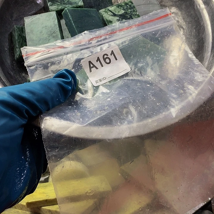 蛇纹石玉原未镶嵌红*