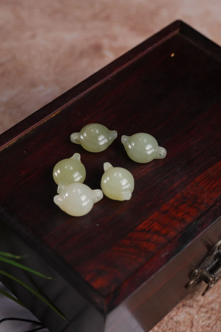 新疆和田玉 把把壶多样性发一件 鑫浩矿业