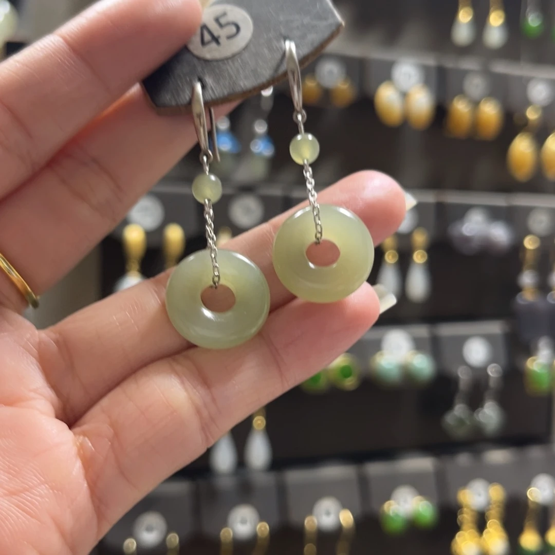 吉***司和田玉银S925镶嵌耳饰