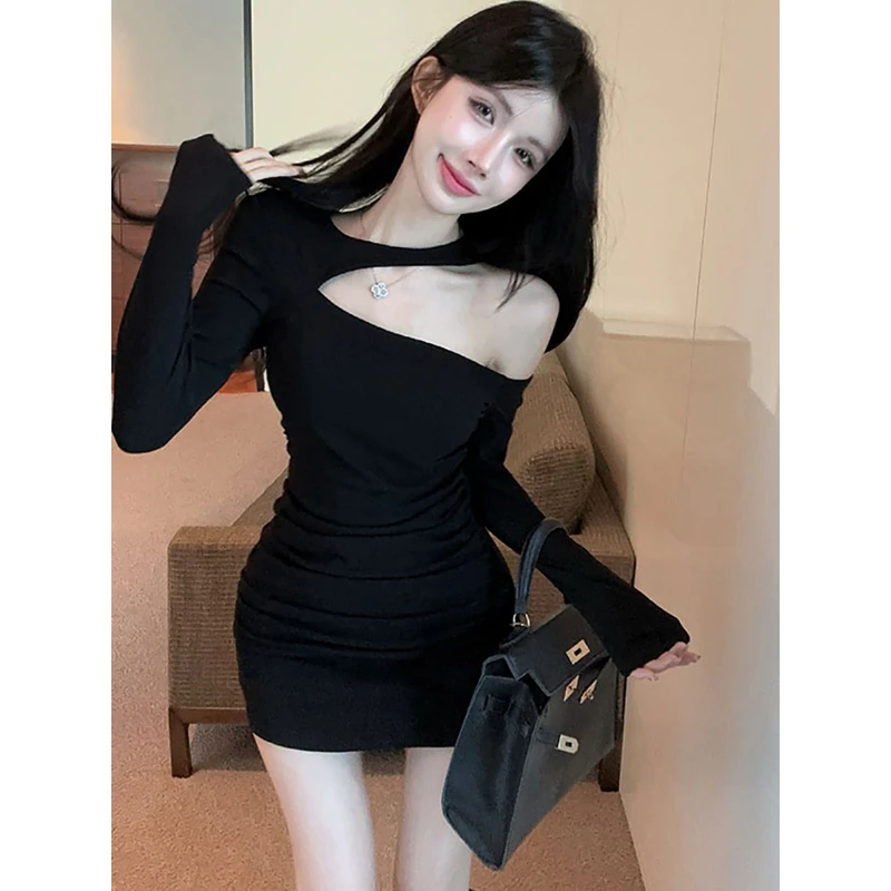 气质辣妹设计感露肩紧身包臀裙女秋季黑色修身显瘦长袖挂脖连衣裙