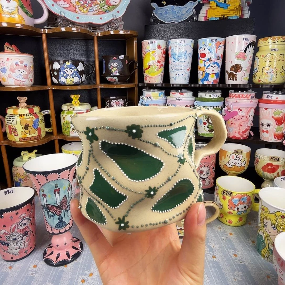 摆件景德镇陶瓷钱袋子杯