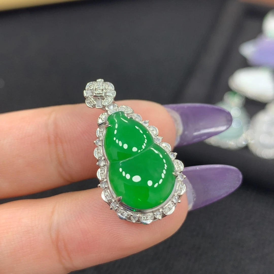 18K金镶嵌翡翠耳饰葫芦