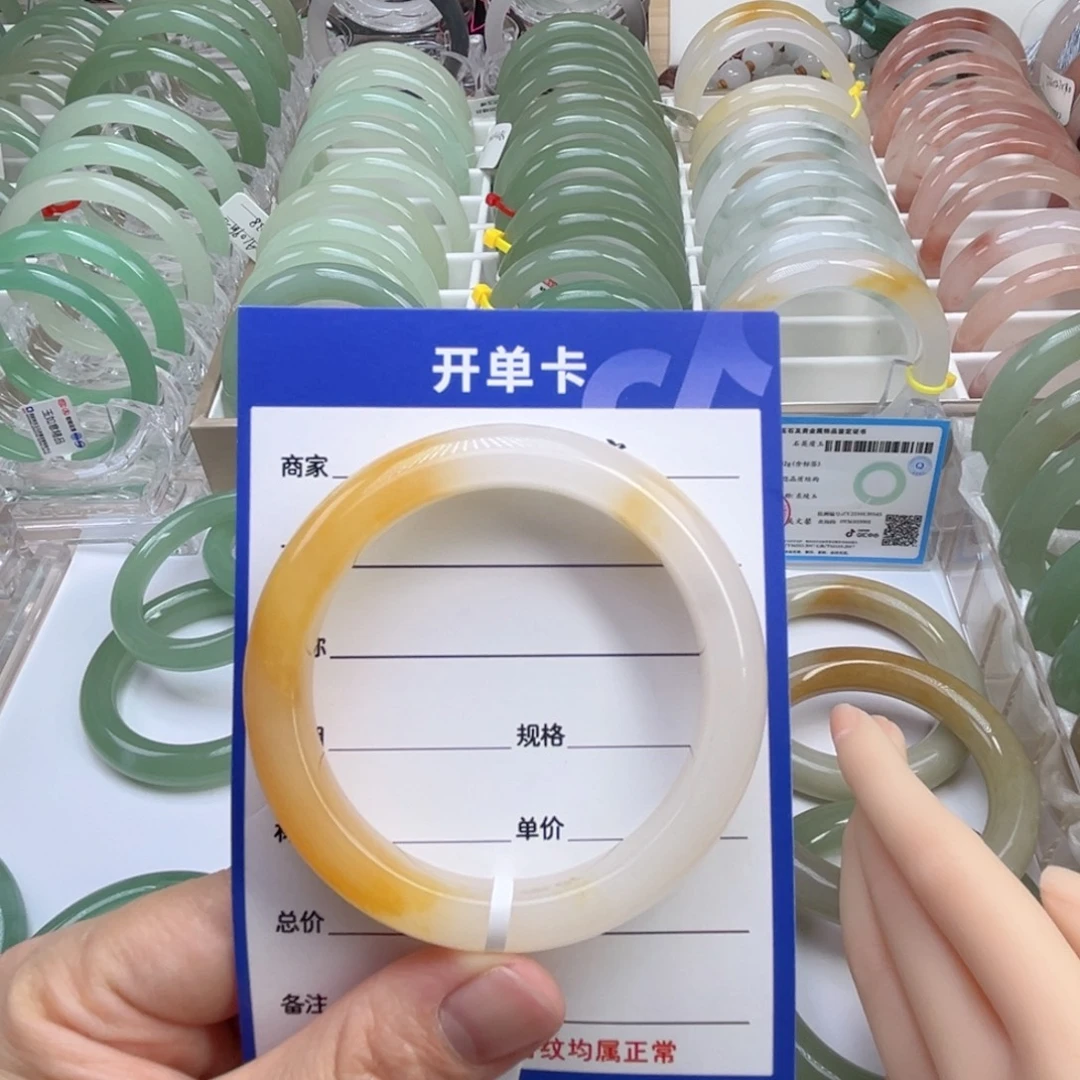 呼***.石英质玉未镶嵌手镯