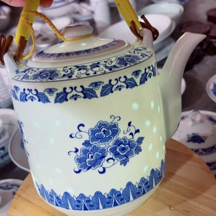 青花玲珑牡丹花提梁壶