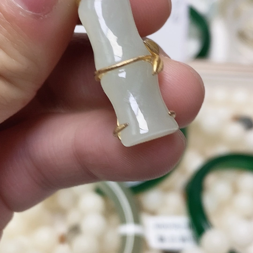 鱼***底和田玉未镶嵌颈饰