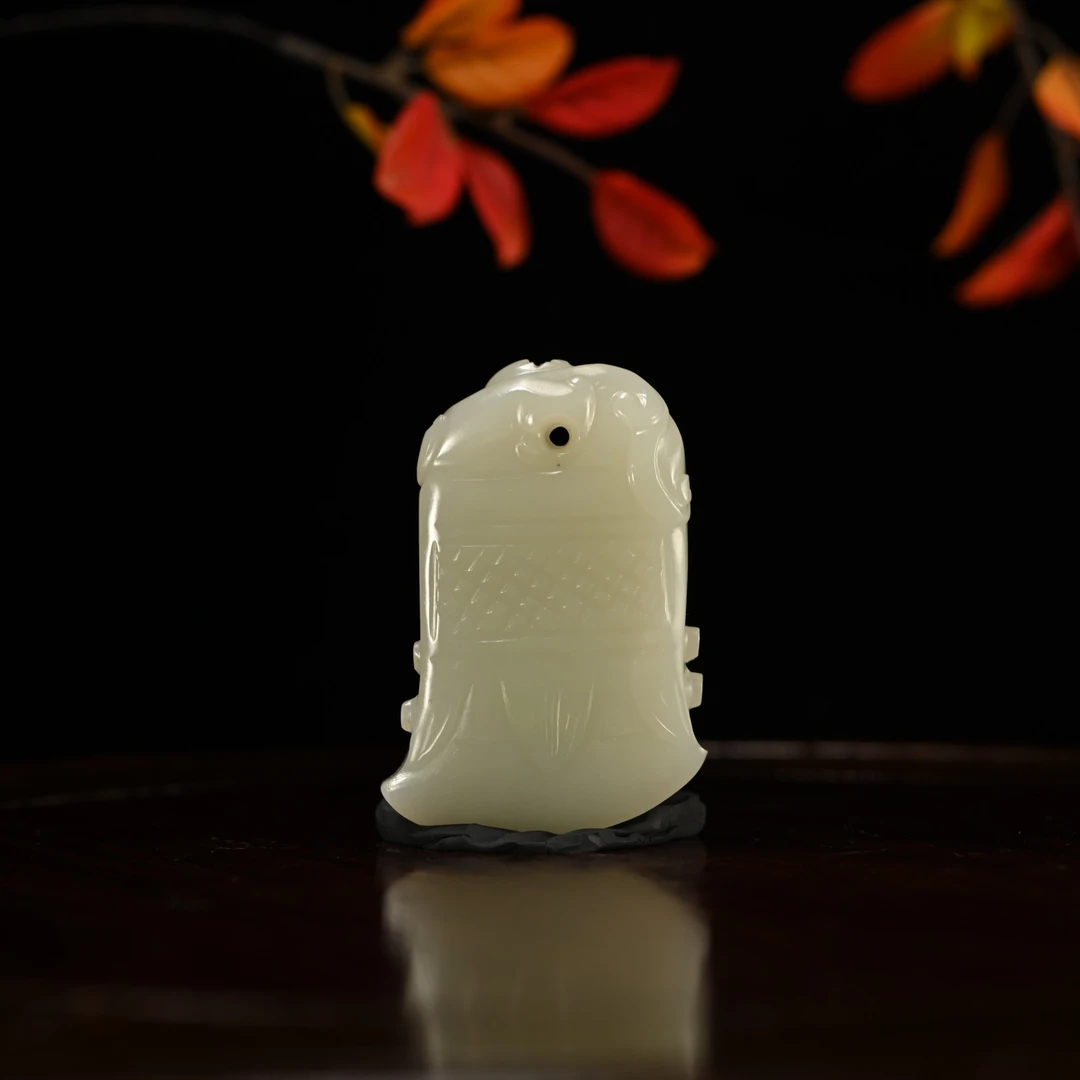 Lot8821 HP6810148和田玉斧型挂件/杭拍