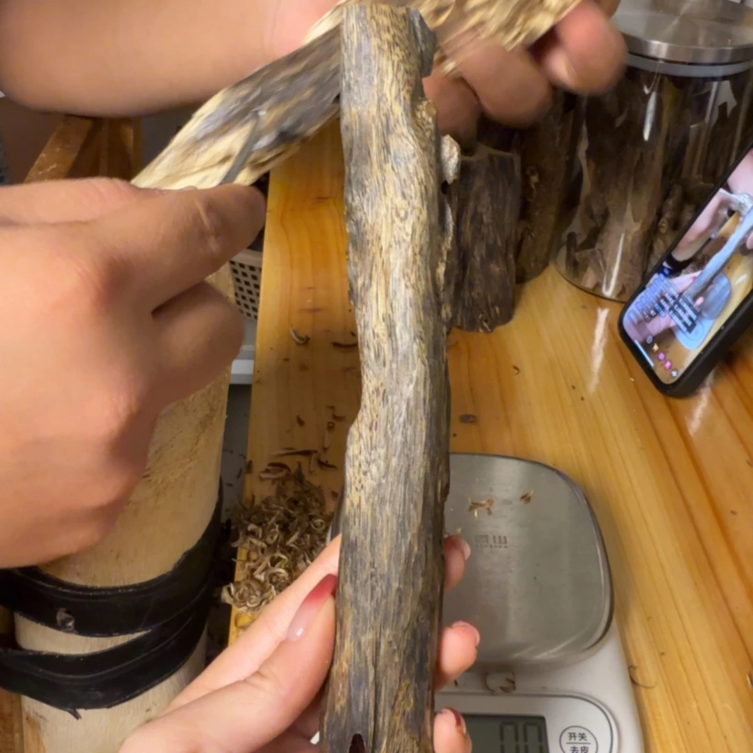 沉香篮宝石虫漏香42克
