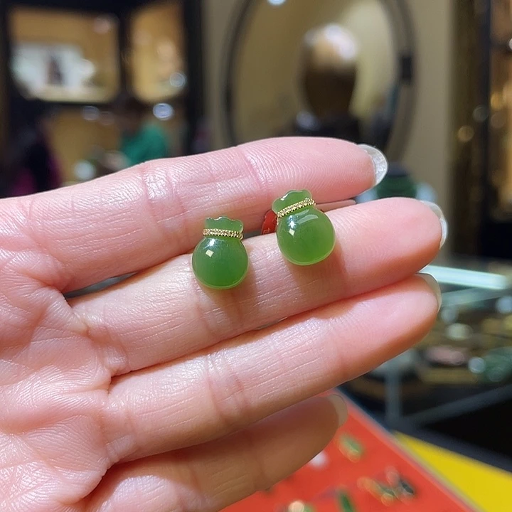 18K金镶嵌和田玉耳饰福袋