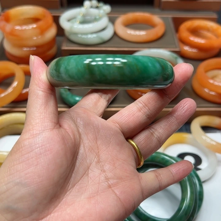 石英岩玉手镯未镶嵌三****)