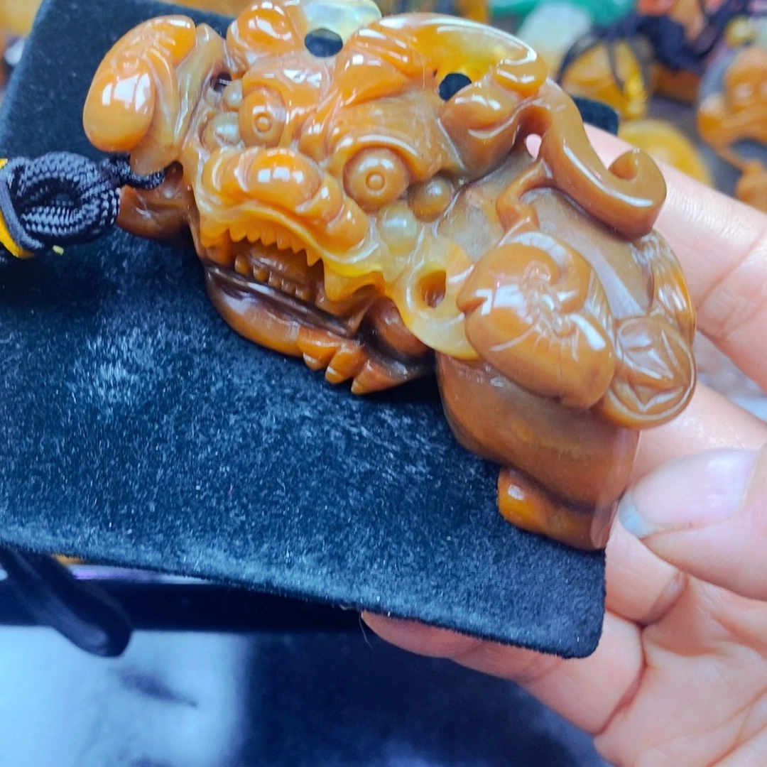 未镶嵌石英质玉（黄龙玉）颈饰