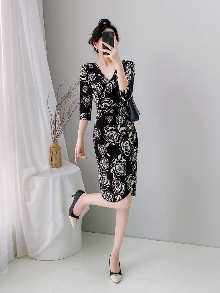 原创设计黑色套头修身裹身裙玫瑰花V领遮肚显瘦交叉鱼尾包臀裙