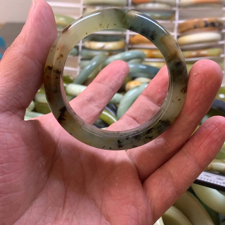 蛇纹石玉手镯未镶嵌哎*喂