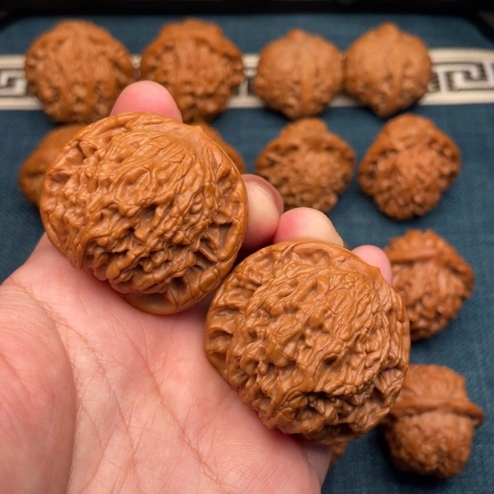 文玩核桃把件43球形虎头