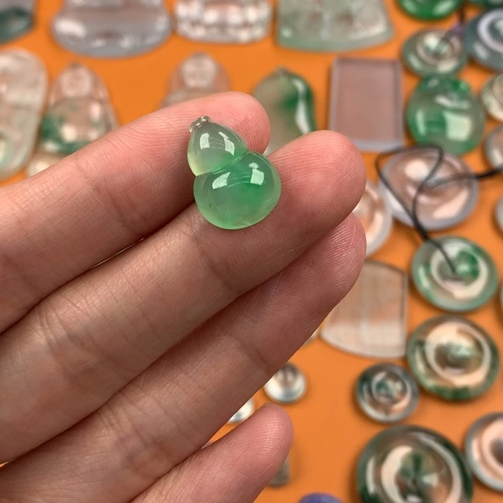 翡翠挂件未镶嵌….