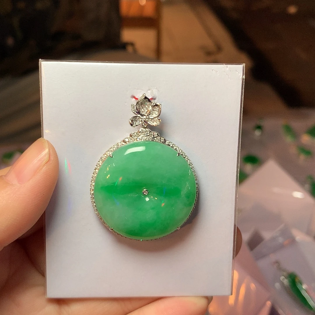 翡翠18K金镶嵌颈饰平安扣