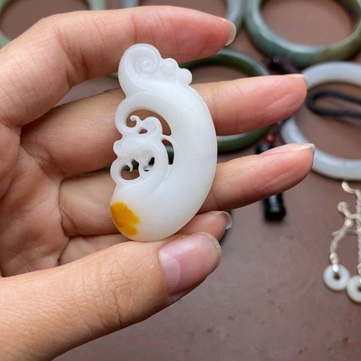 和田玉未镶嵌颈饰