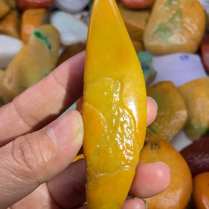 翡翠未镶嵌颈饰缅甸