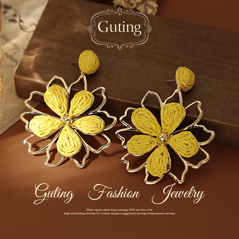 铜合金布艺耳饰 21158多巴胺黄色编织镂空花朵耳钉女海边耳环耳饰