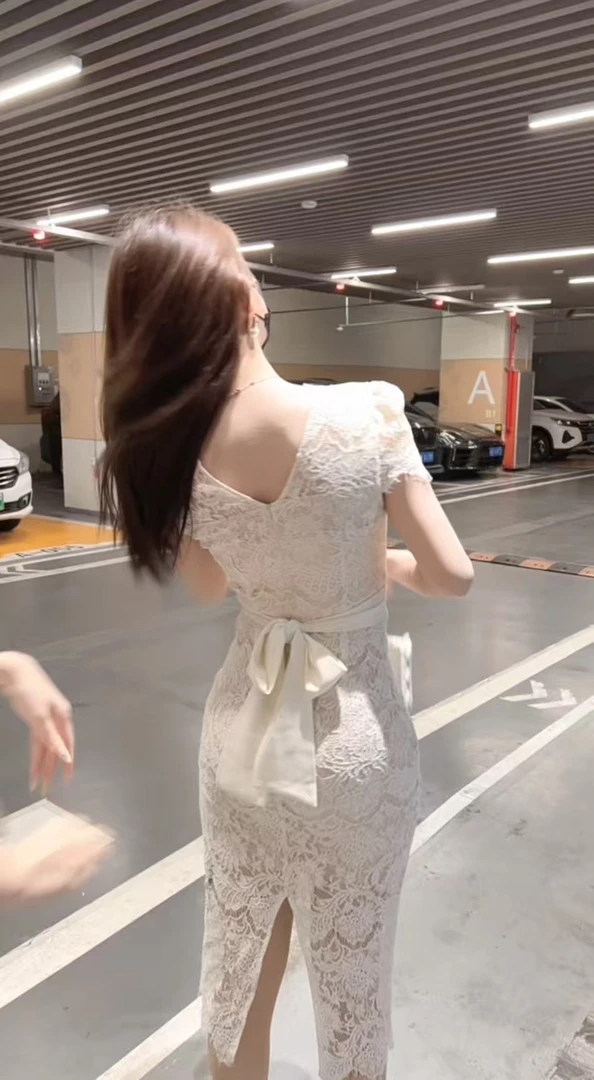 开叉性感气质蕾丝连衣裙显瘦时尚轻奢夏季法式设计师名媛