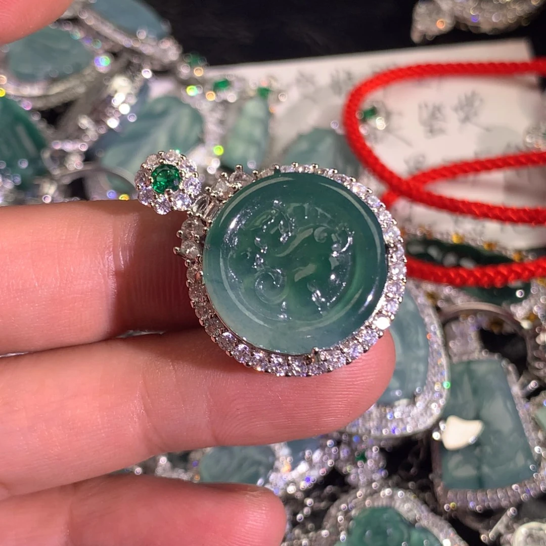 翡翠颈饰未镶嵌麒麟